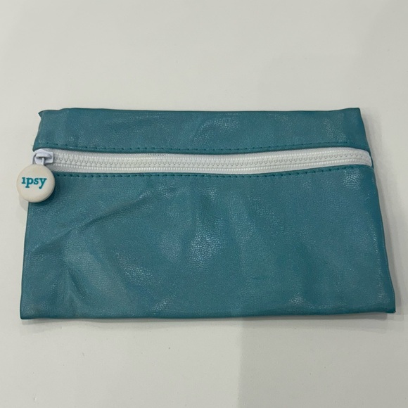 FREE w/ $15+ Purchase - Ipsy Travel Makeup Bag - Picture 1 of 4